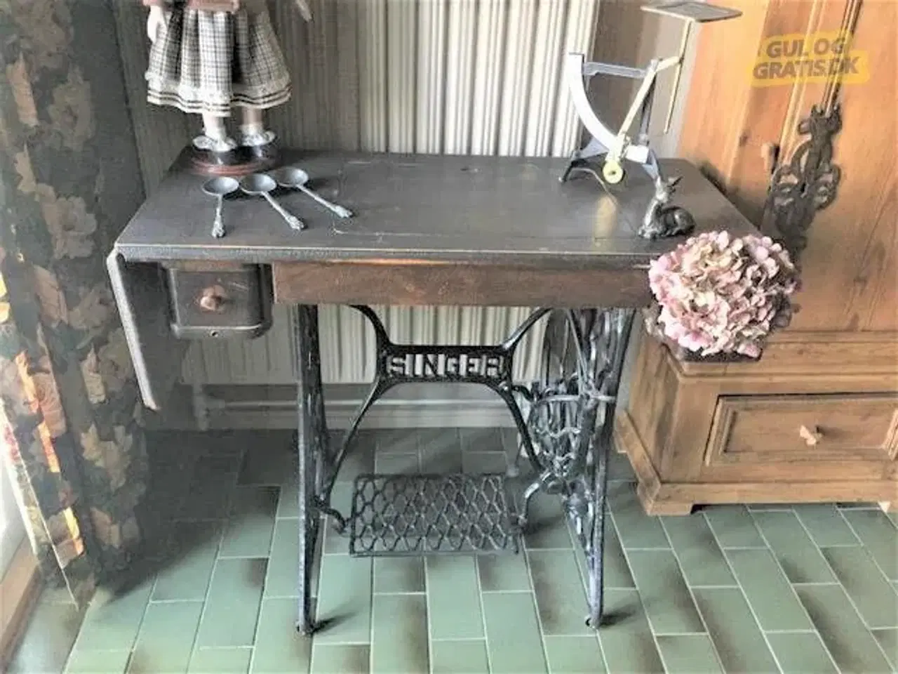 Billede 1 - NEDSAT: Charmerende gammelt SINGER symaskinebord