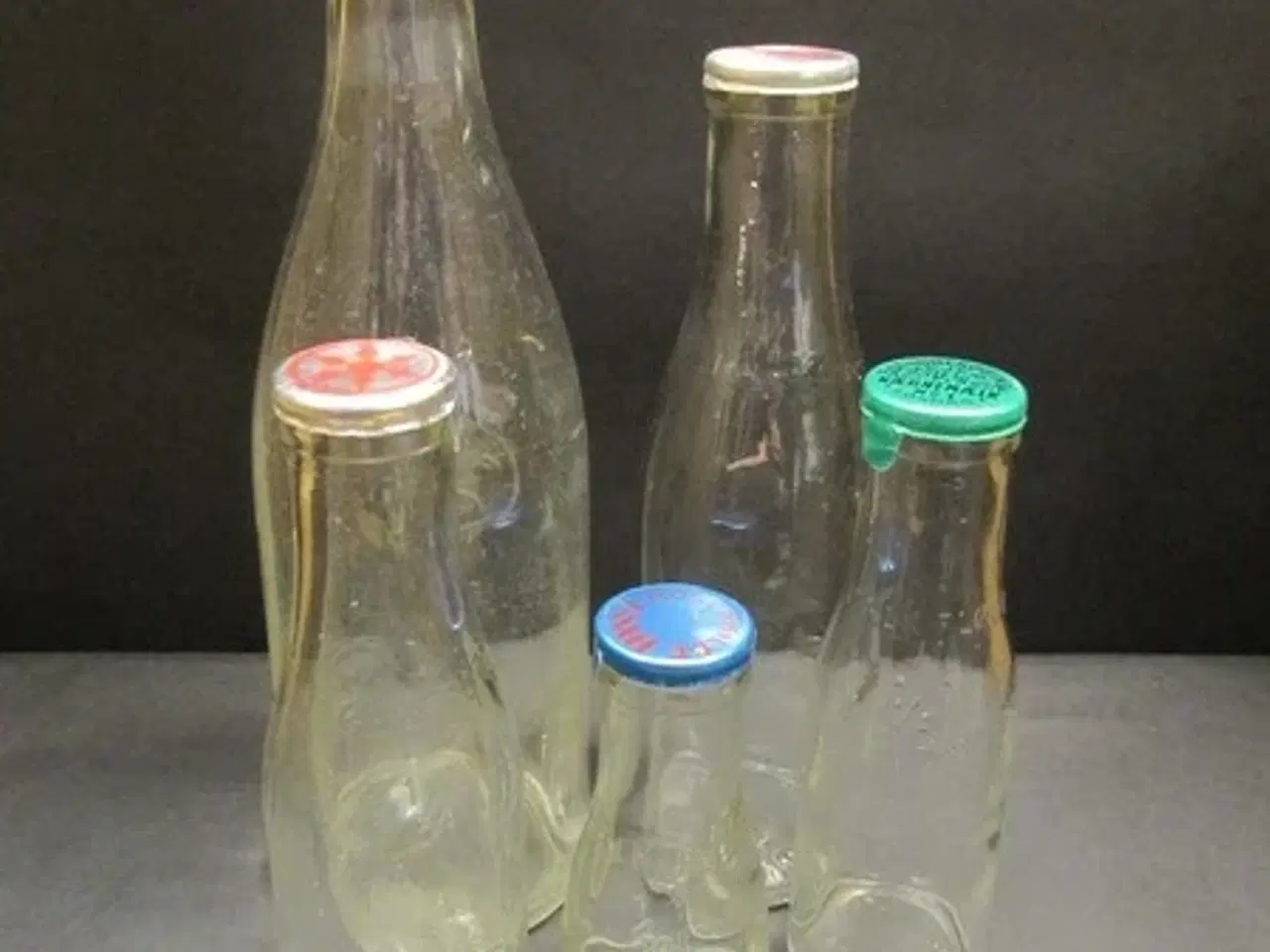 Billede 1 - Mælkeflasker Klare - Fællesflasken lavet fra 1930 - 1/1 L.- 1/2 L. - 1/4 L - 1/5 L- 1/10 L- Kompelt sæt med orginale kapsler - Alle uden skår.