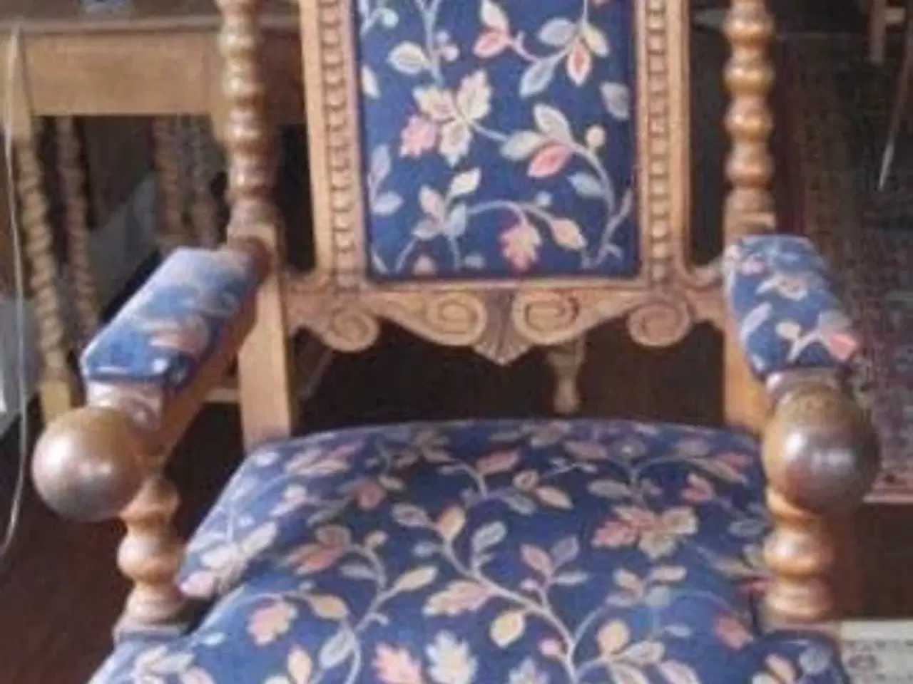 Billede 1 - Udskåret stol i eg - "Dronningestol