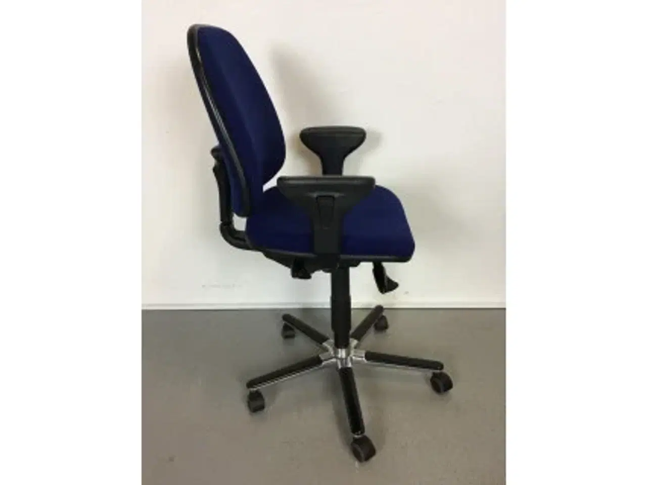 Billede 4 - Duba b8 kontorstol med mørke blå polster, høj ryg og armlæn.
