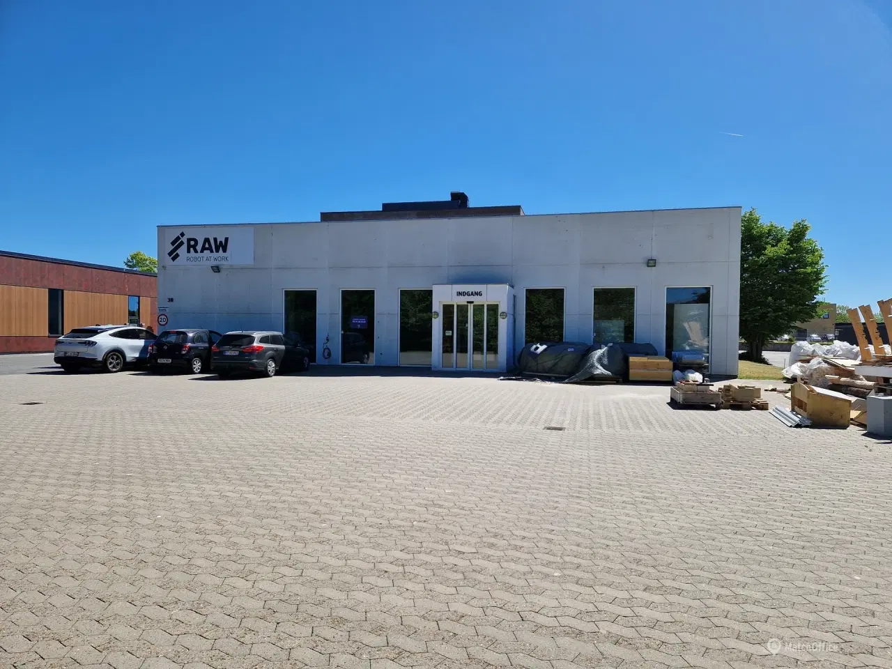 Billede 2 - Synligt beliggende butik/showroom med moderne faciliteter og fri parkering