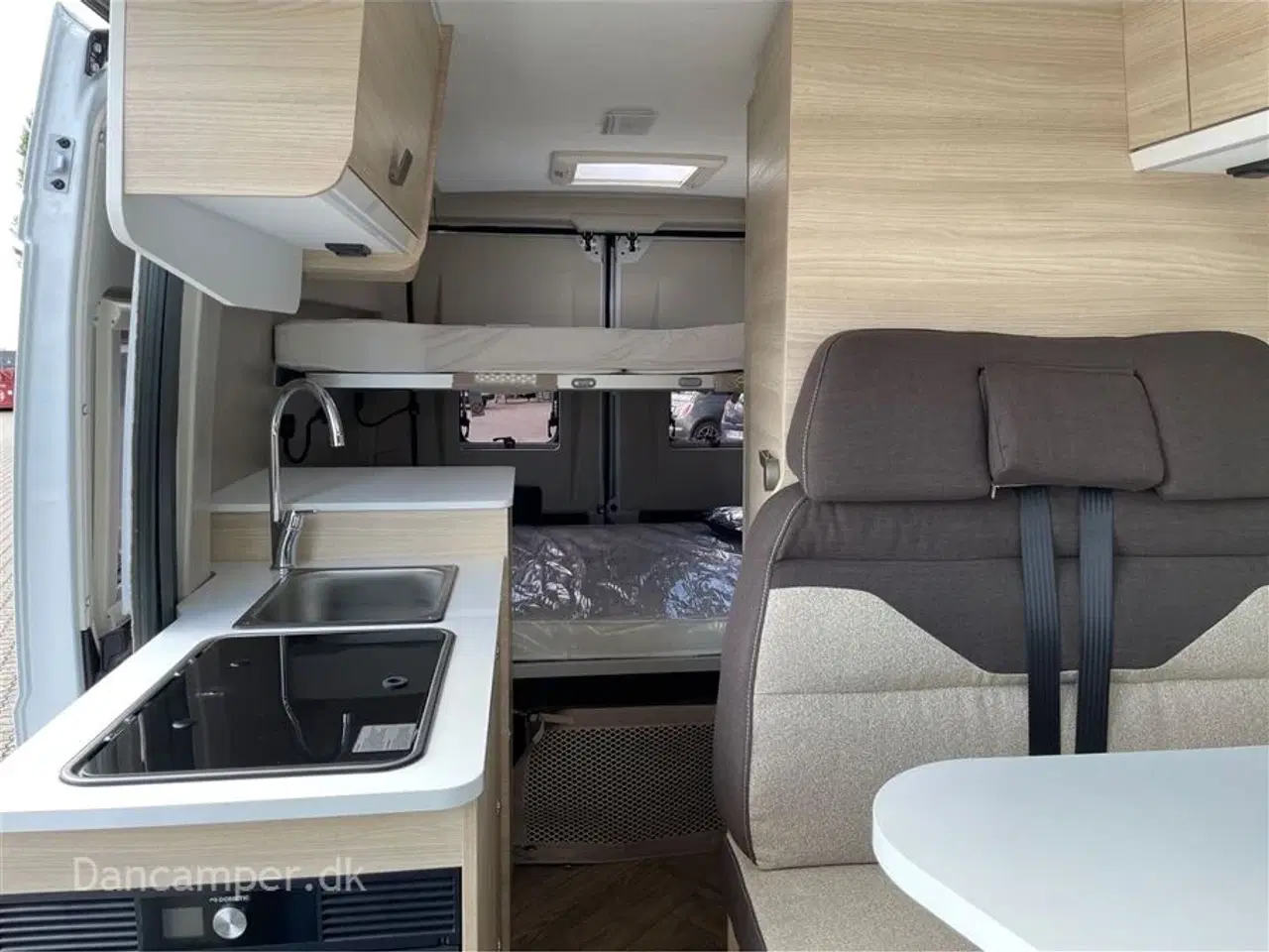 Billede 17 - 2024 - Chausson First Line V594 MAX   Super spændende van med to dobbeltsenge på tværs i køjesystem. 2,2, L motor , 140 HK, solcelle og markise m.m.