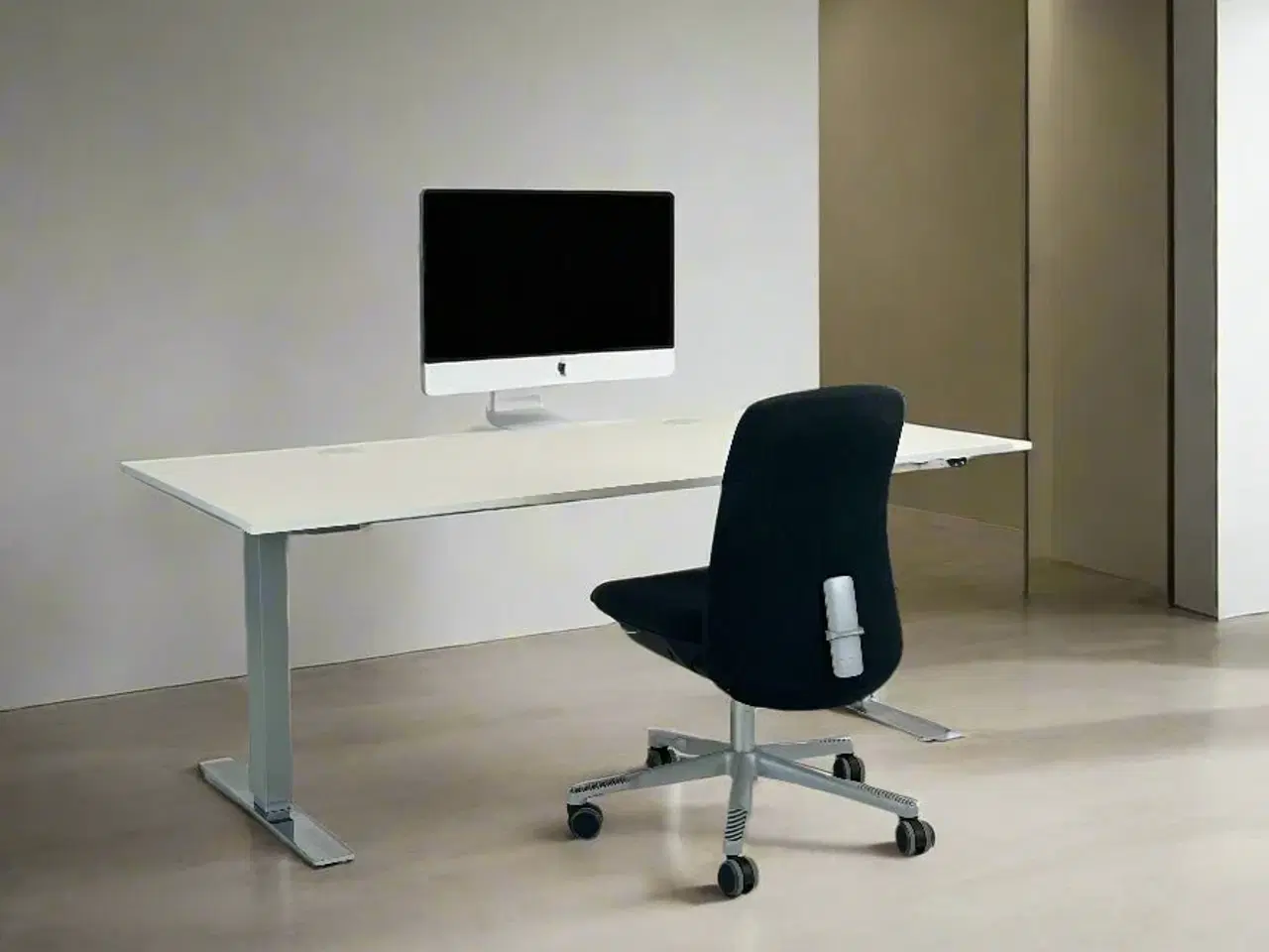 Billede 2 - Hæve-/Sænkebord 180x80 (m. kabelgennemføringer) - Linak
