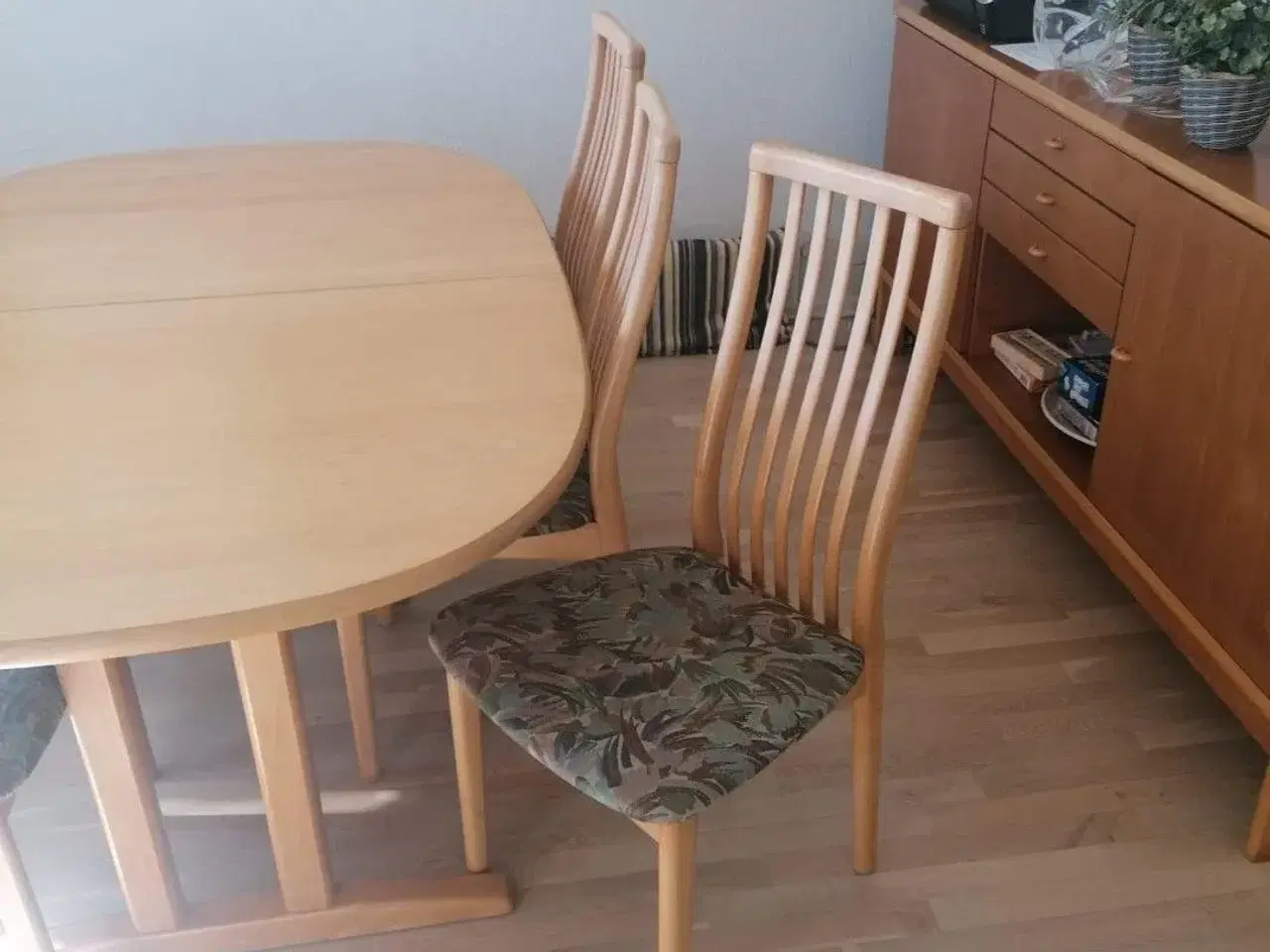 Billede 2 - Spisebord med 6 stole massivt bøg 