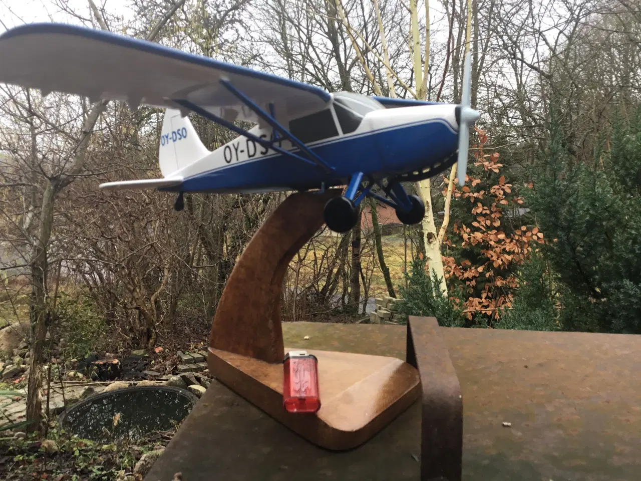 Billede 1 - KZ3 model. På fin stander i træ.