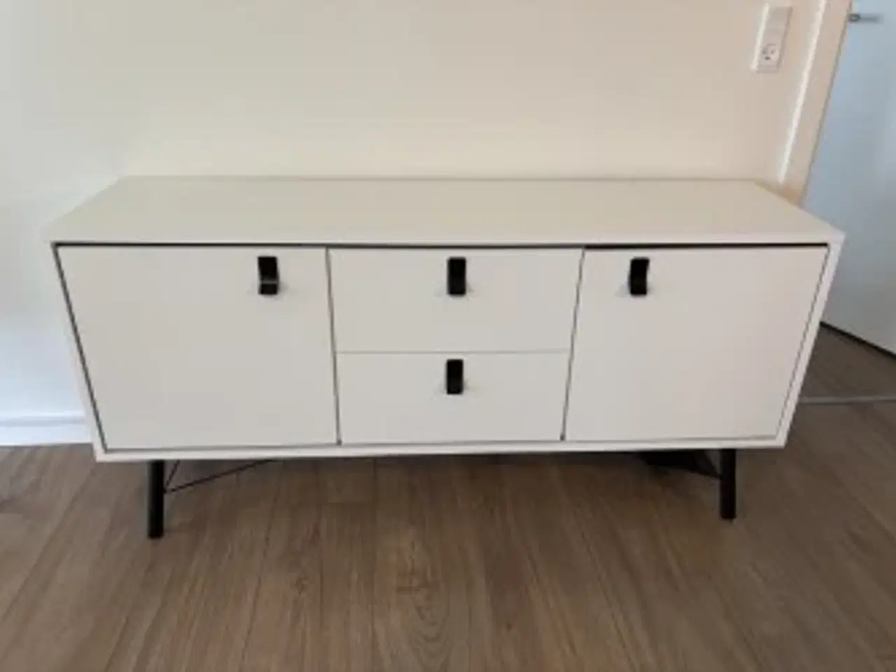 Billede 2 - Vitrineskab, skænk og kommode pris ialt kr. 2.500