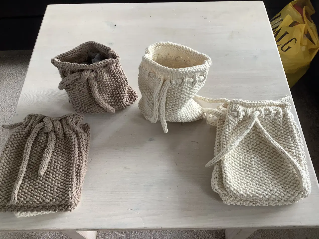 Billede 2 - Håndstrikket poser i brun og råhvid