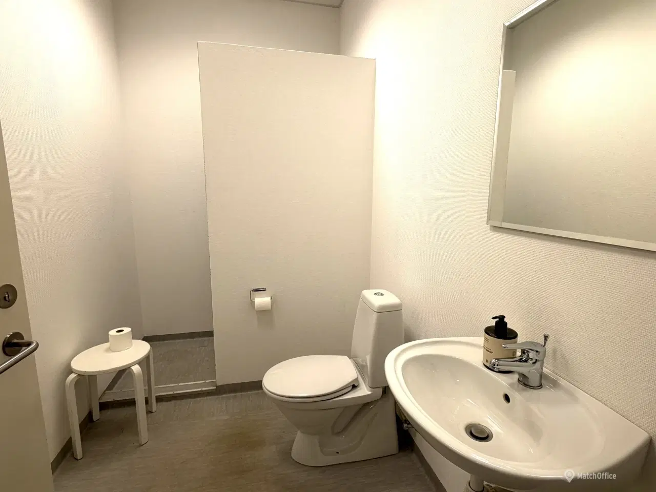 Billede 11 - Regulært lagerlokale med port. højt til loftet og mulighed for etablering af kontor