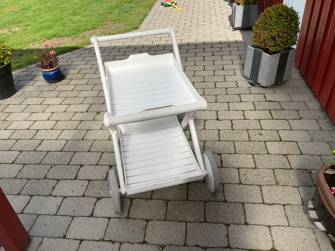 Billede 2 - Anrette/serveringsbord i hvid plast.