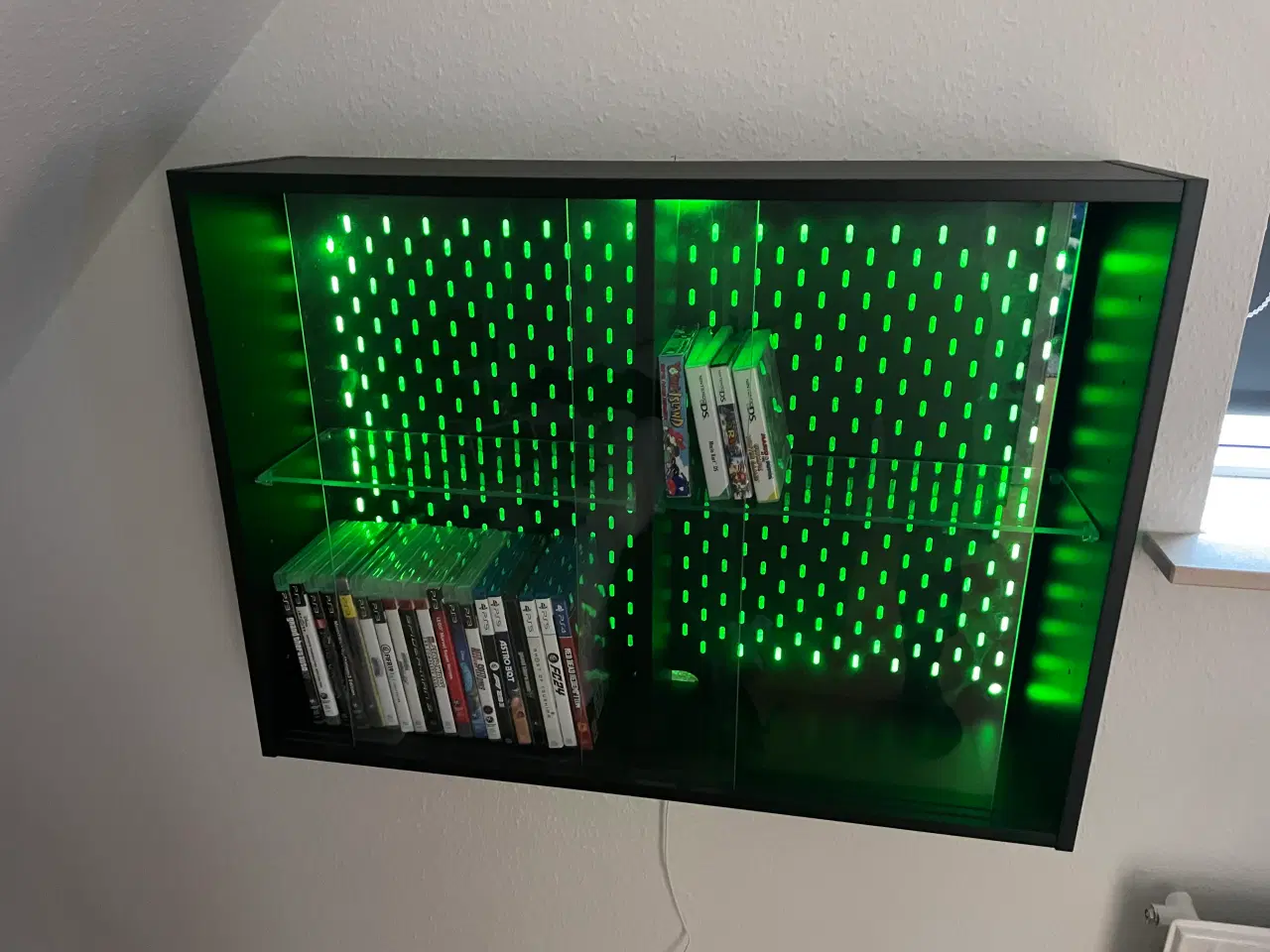 Billede 1 - Vitrineskab - perfekt til stue eller gamerværelset