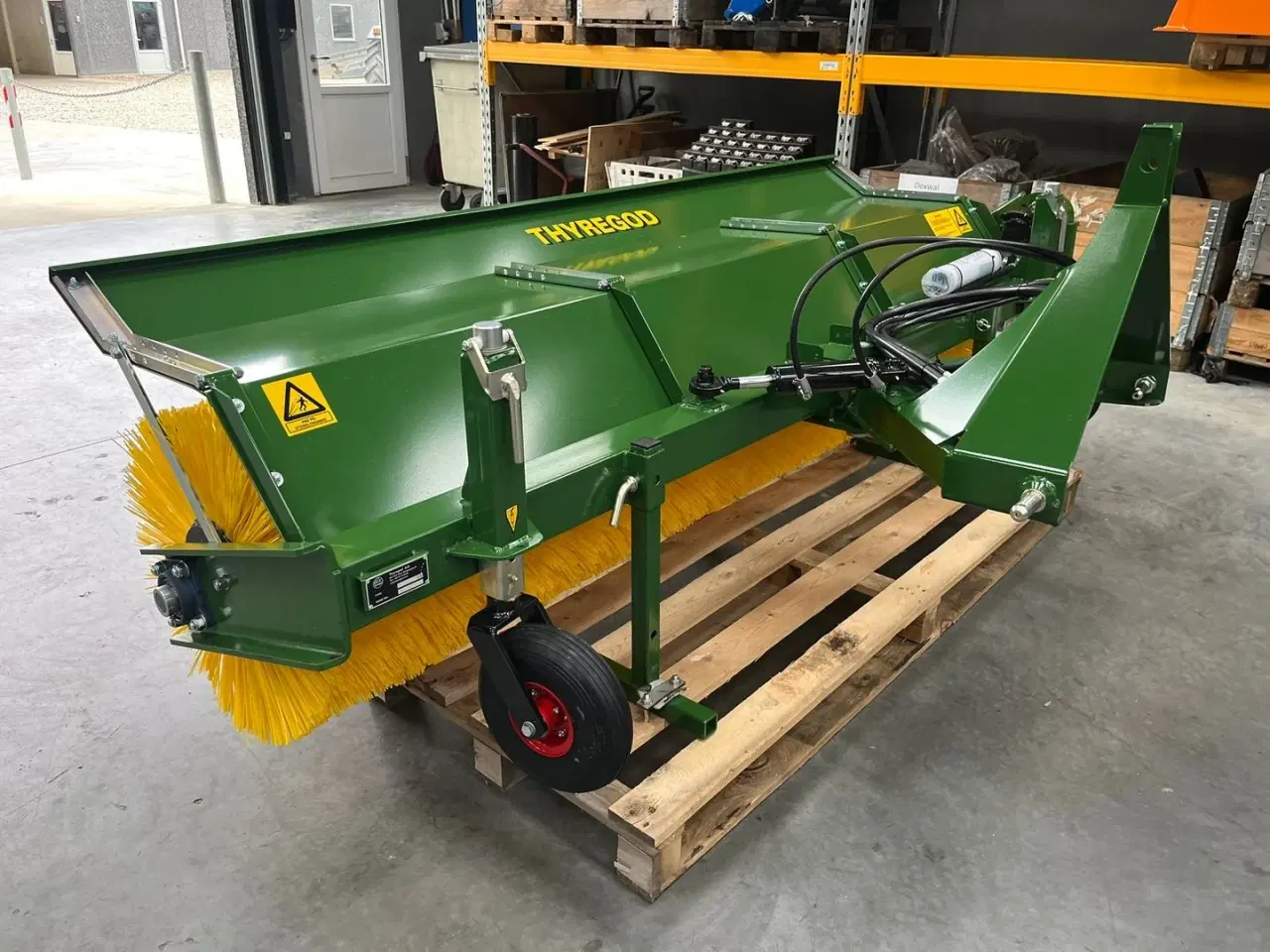 Billede 14 - Thyregod TK 2800 med nylon børster og hydraulisk sving. brede 2800 og feje brede 2500