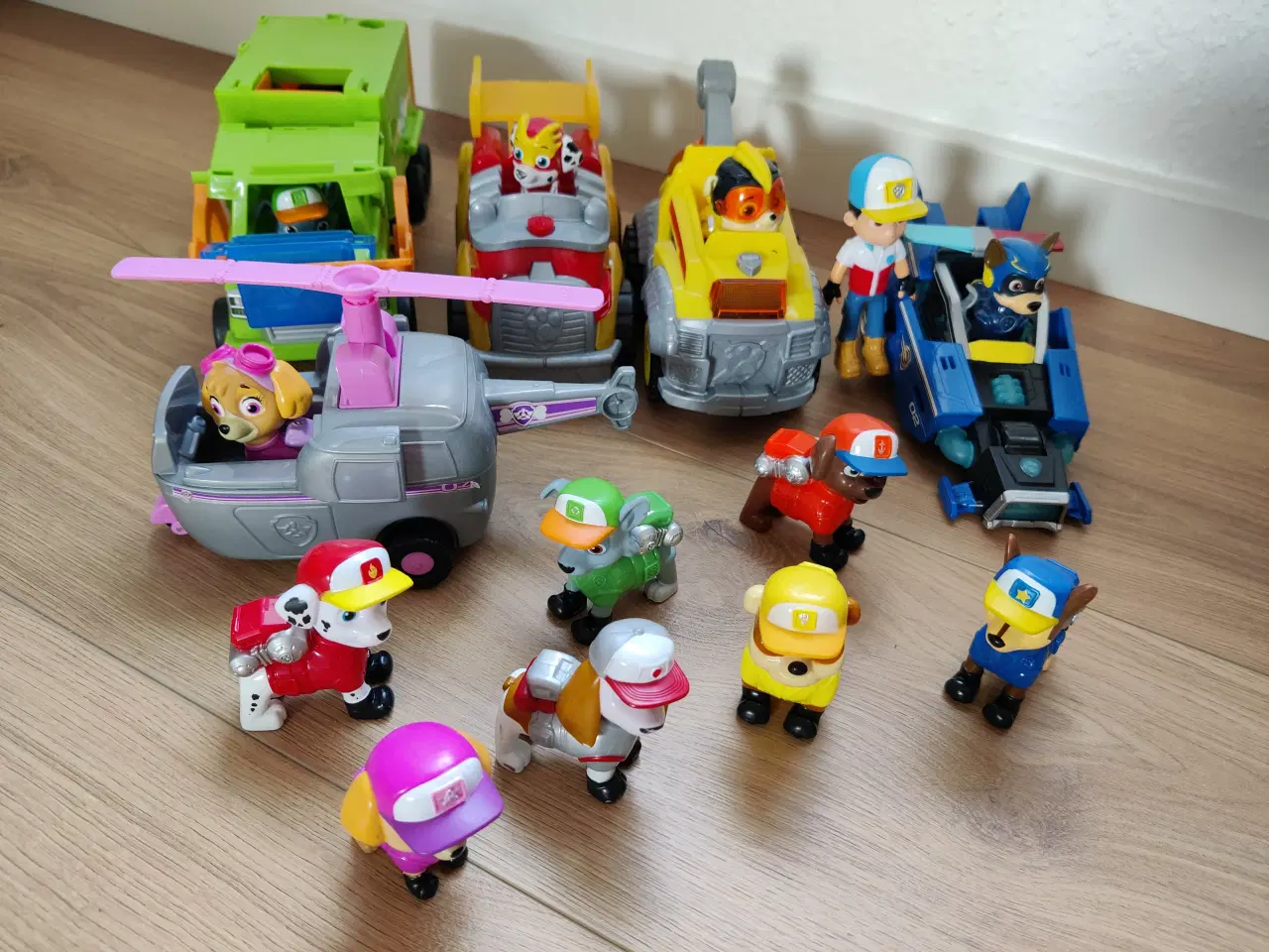 Billede 1 - Paw Patrol figur inkl. køretøjer.