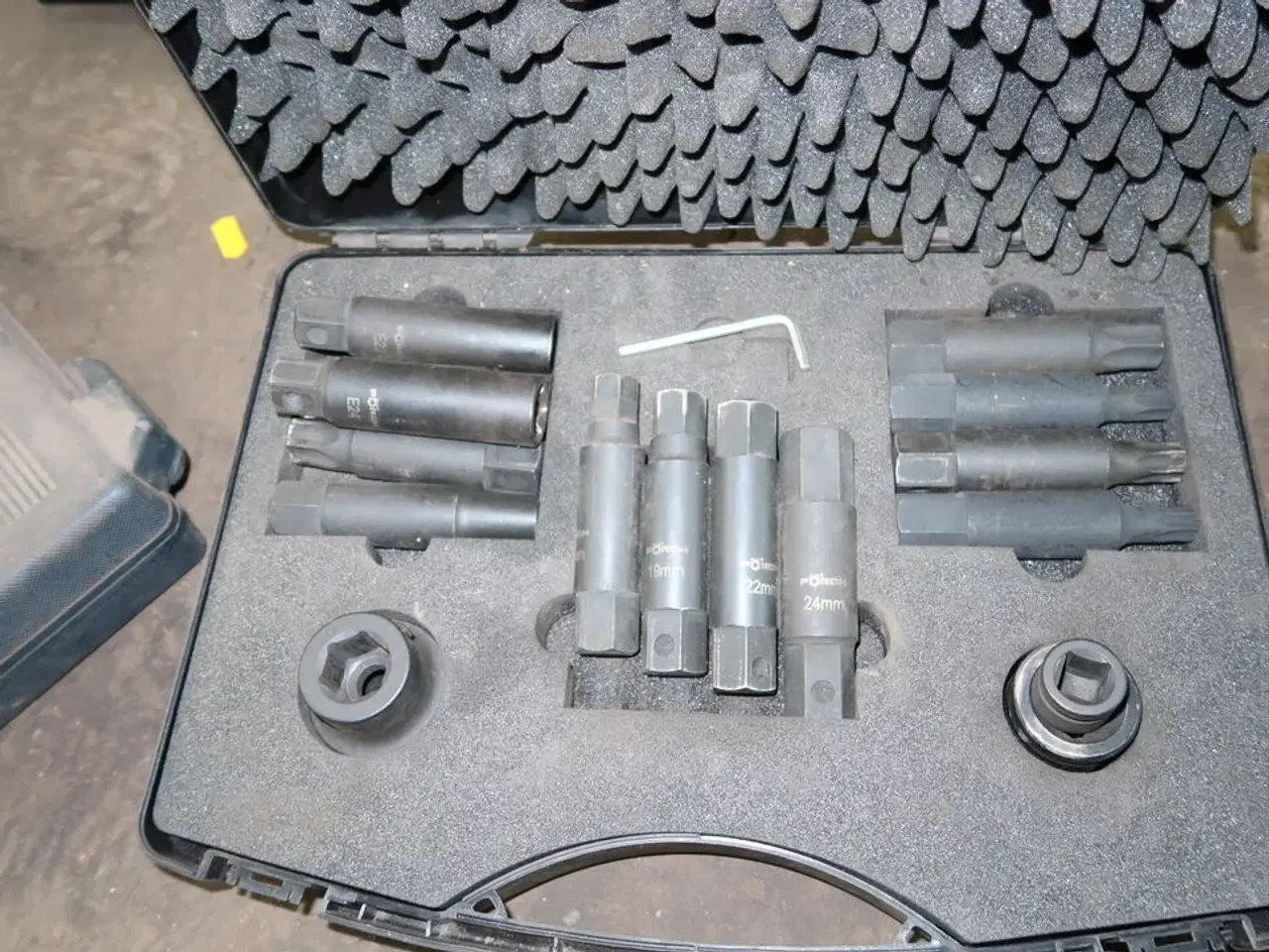 Billede 1 - Kasse med specialværktøj FORCH