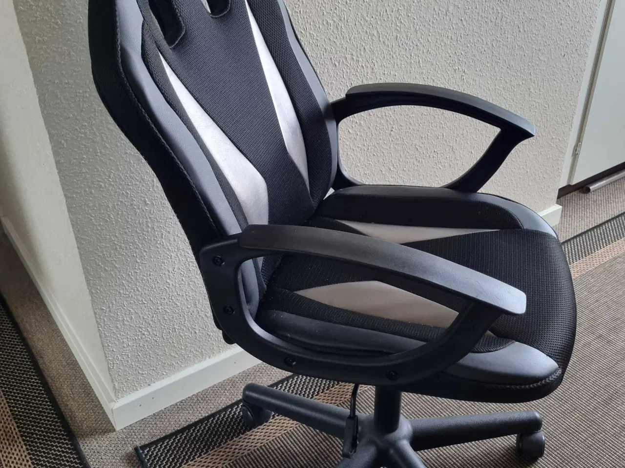 Billede 2 - Flot kontor/gamerstol 