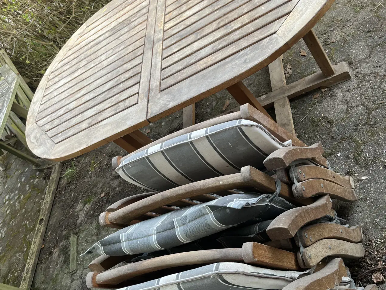 Billede 2 - Havebord i Teaktræ