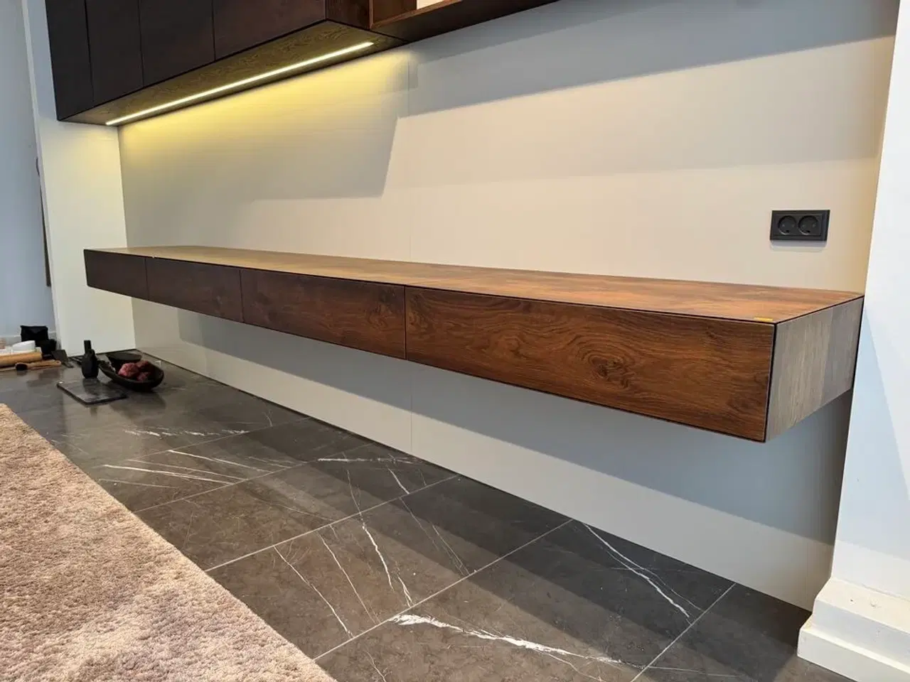 Billede 1 - Boform snedker væghængt møbel i røget eg