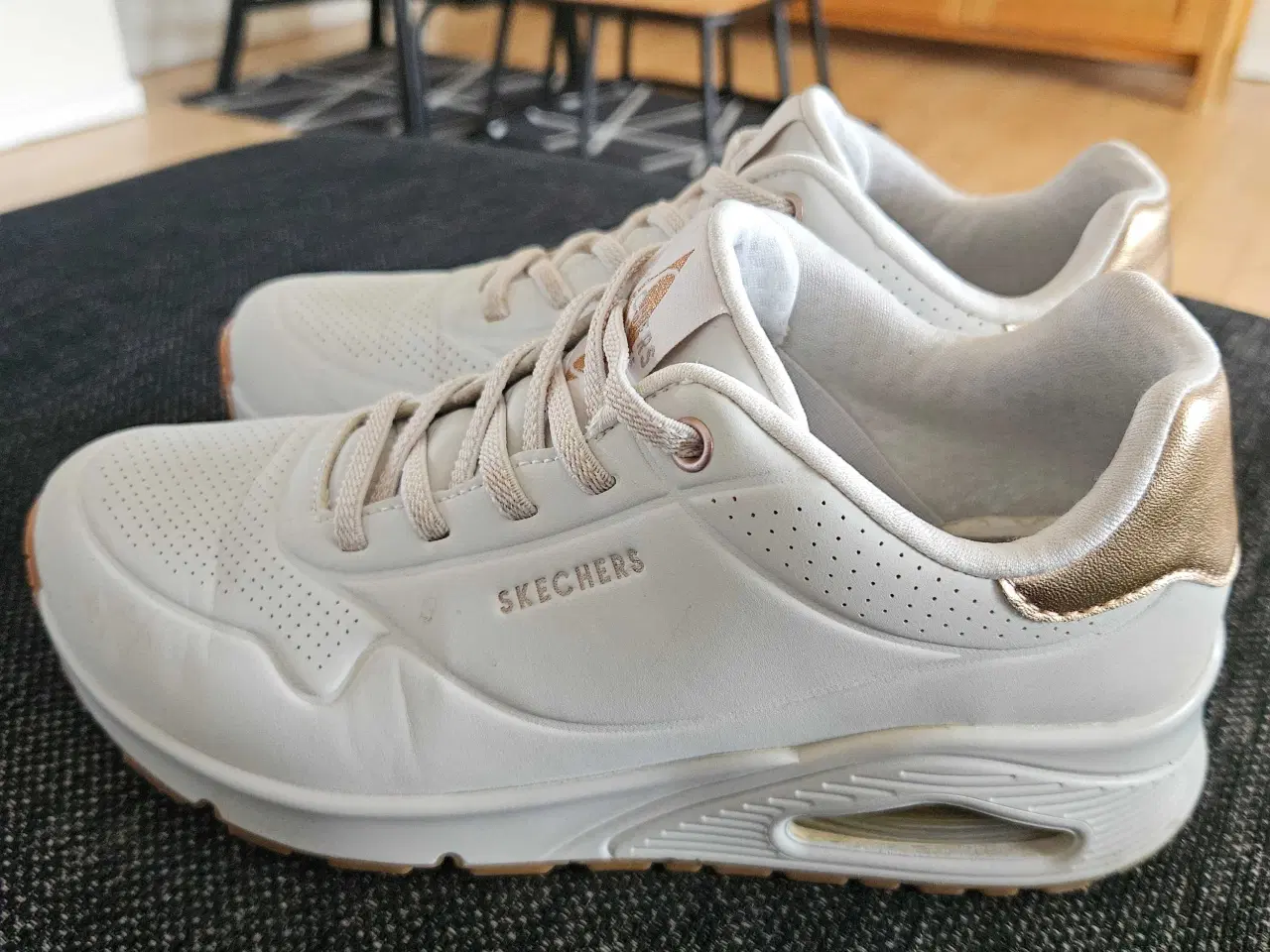 Billede 2 - HVIDE SKECHERS SNEAKERS 