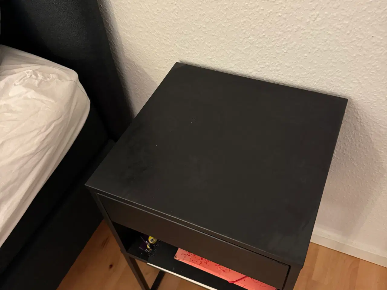 Billede 4 - IKEA VIKHAMMER sengebord – sort, kun brugt let