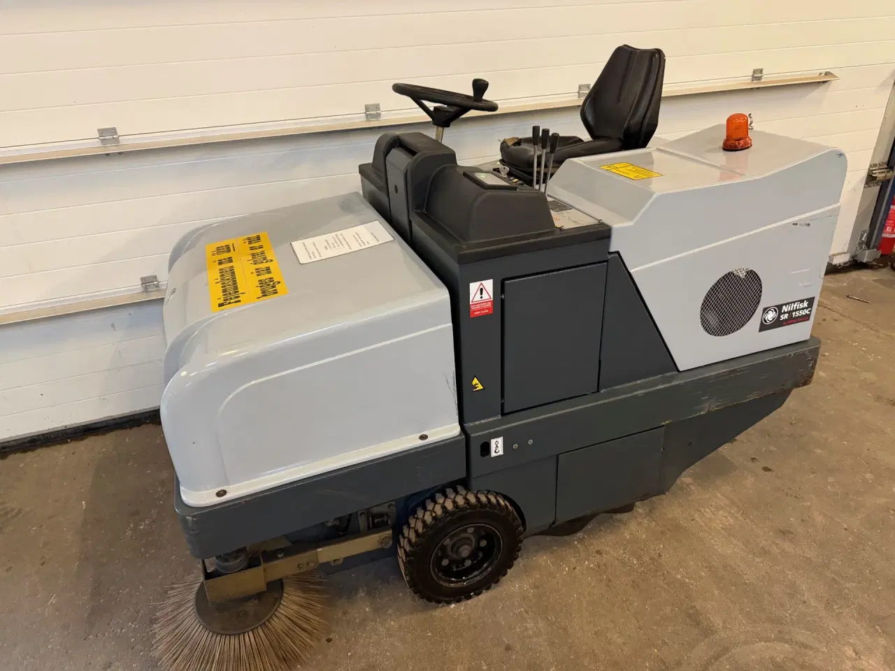 Billede 2 - Fejemaskine Ride-on Elektrisk. Nilfisk SR1550C