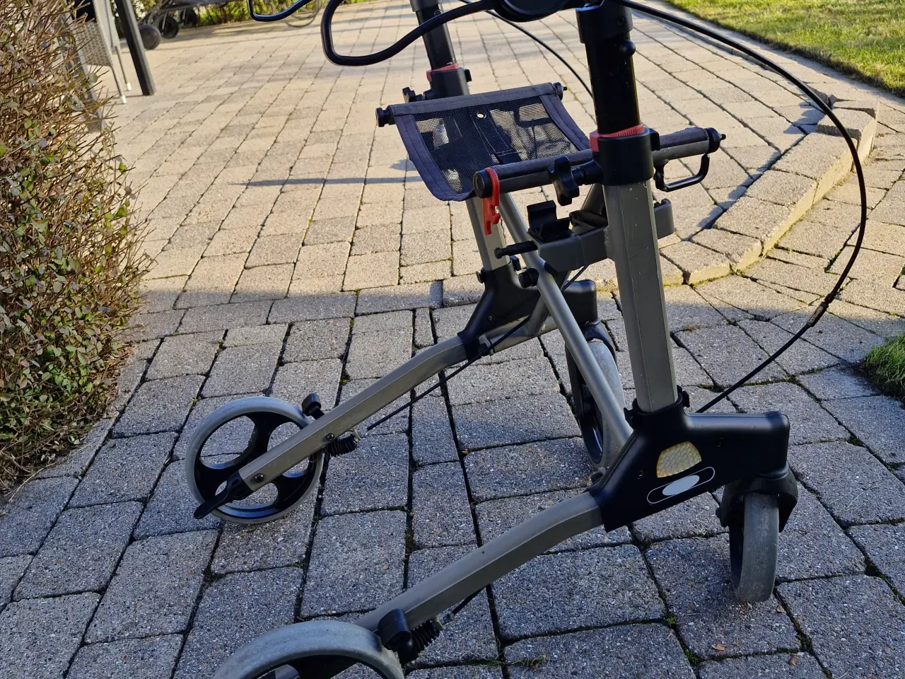 Billede 5 - MEGET VELHOLDT ALUMINIUMS LETVÆGTS-ROLLATOR 