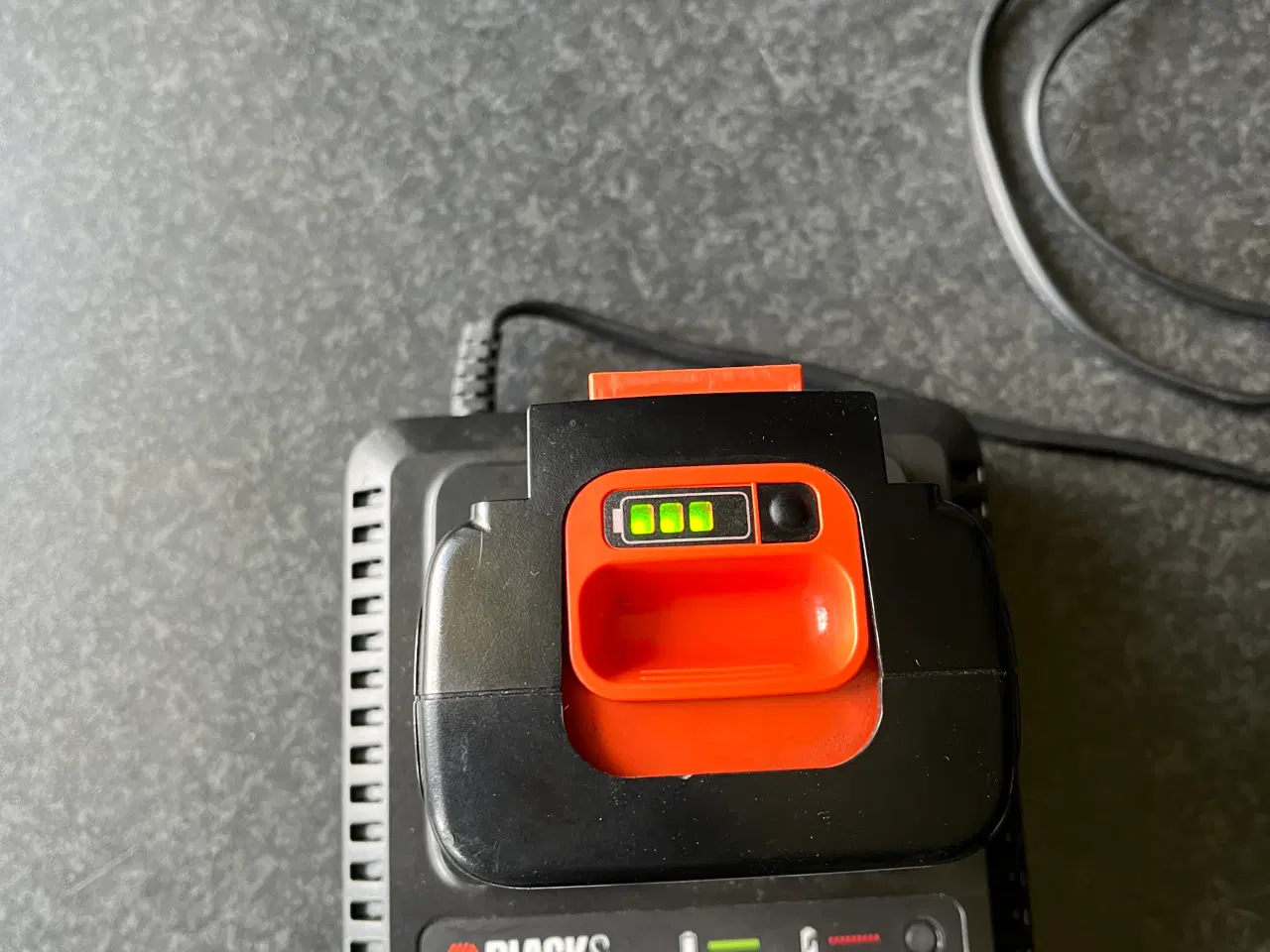 Billede 2 - Black & Decker, batteri og lader 36V