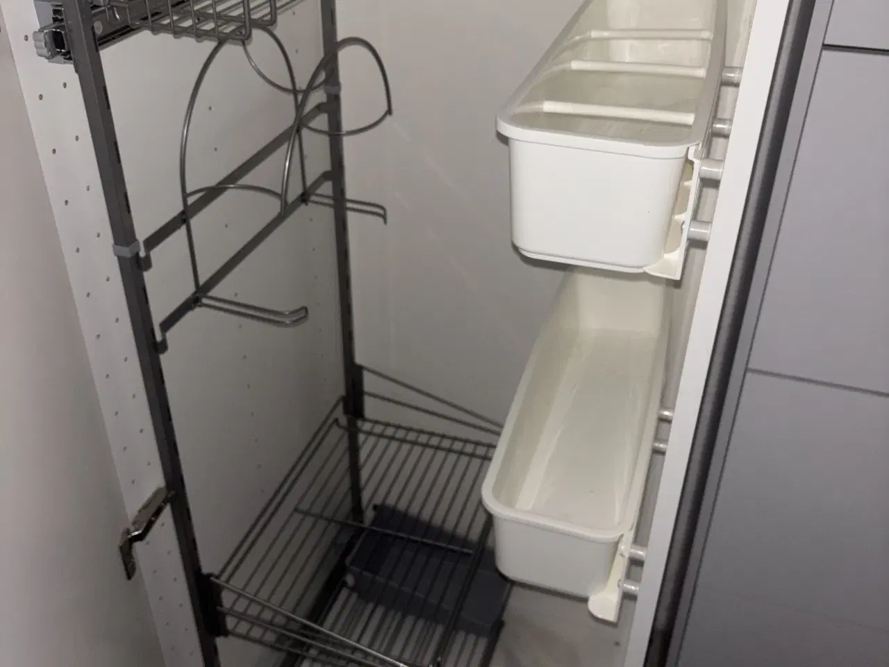 Billede 3 - Hvidt kosteskab / rengøringsskab