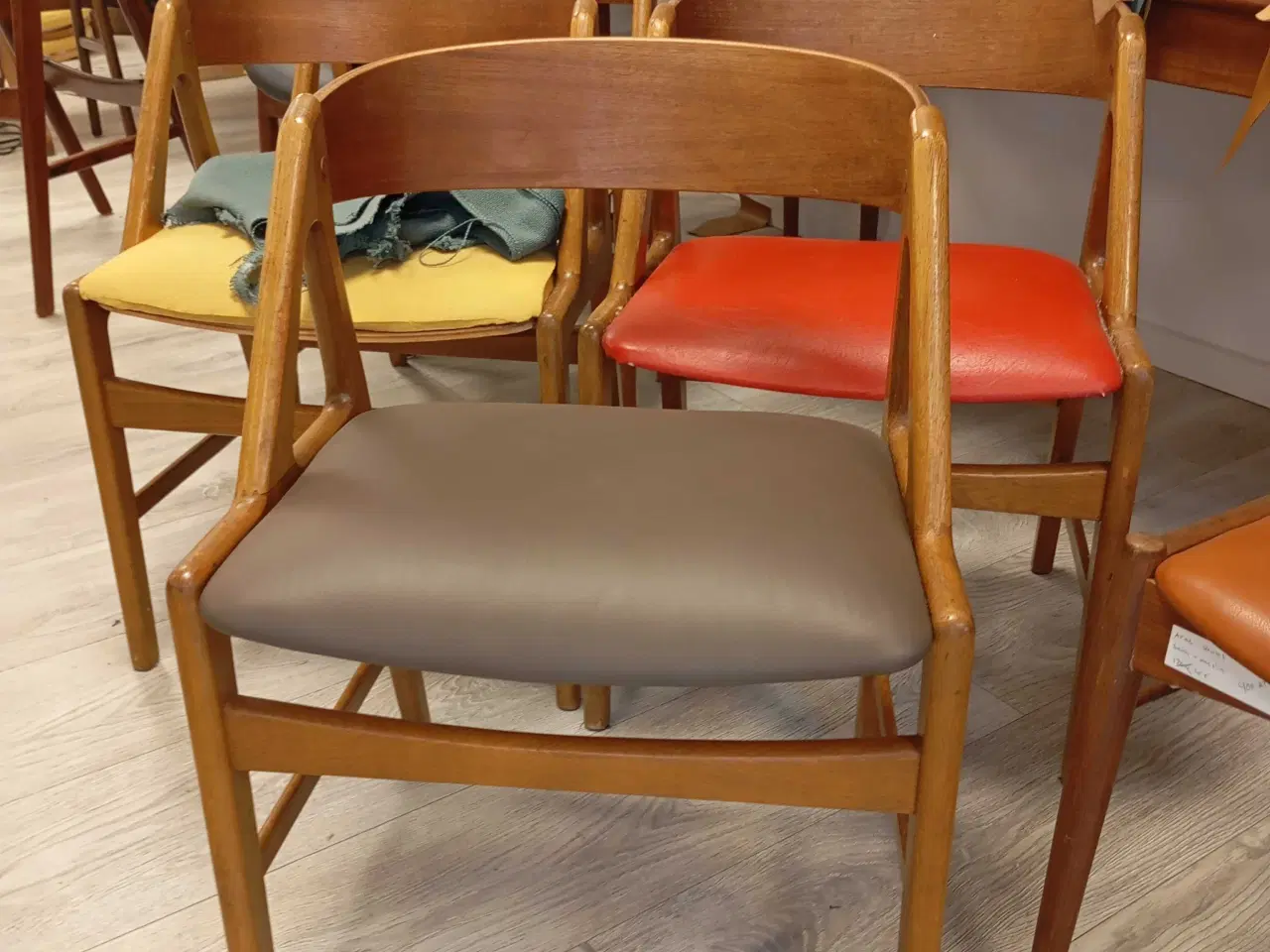 Billede 1 - Unikke Henning Kjærnulf stole - Nypolstret.