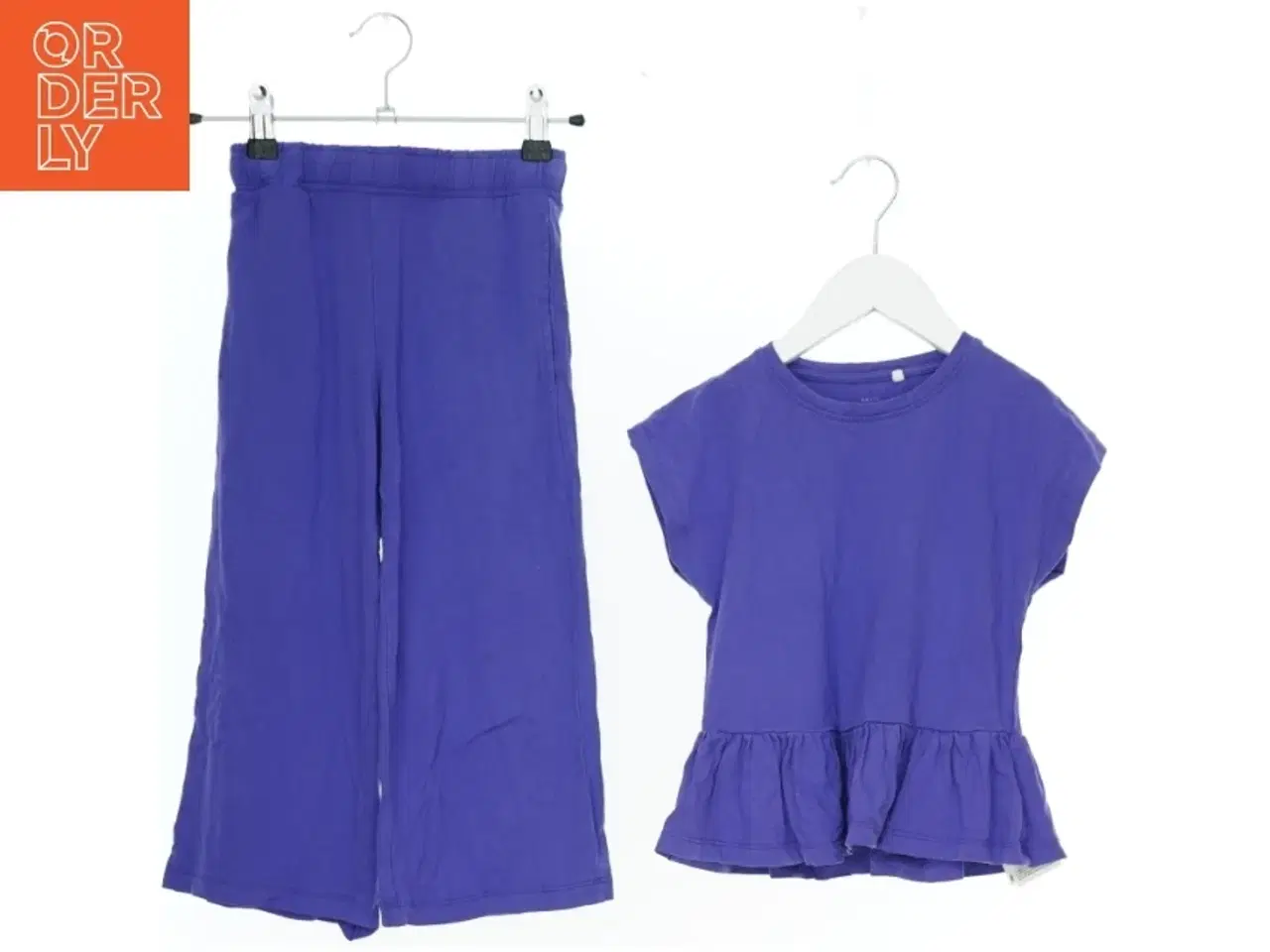 Billede 1 - Lilla sæt med bukser og bluse fra Basic needs (str. 116)