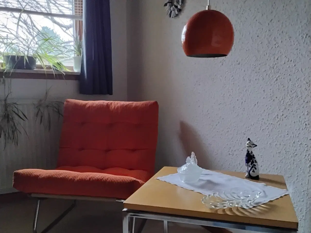 Billede 1 - Orange retro kuglelampe matcher stålrørsstol t/sal