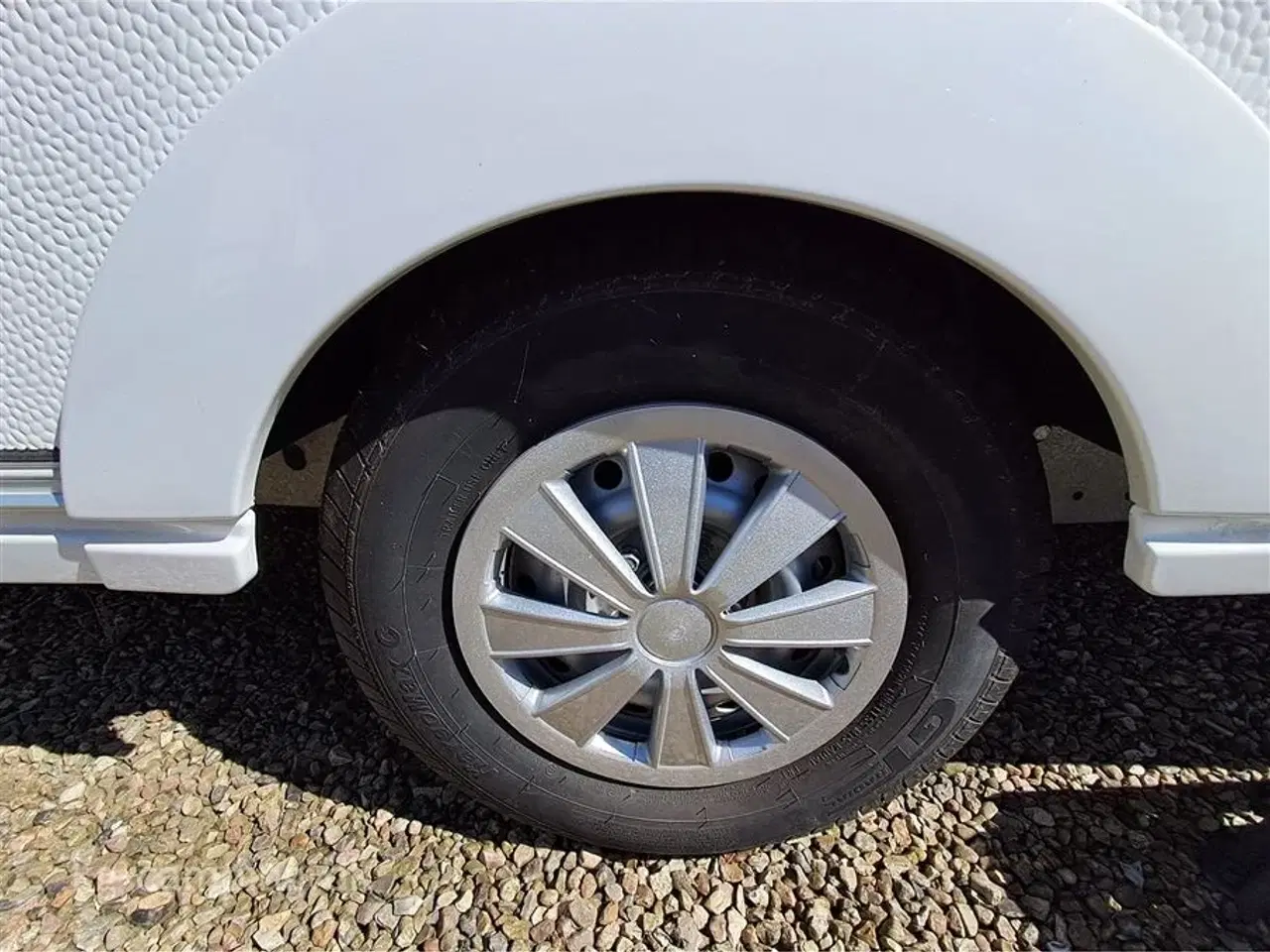 Billede 13 - 2022 - Adria Aviva 522 PT   Letvægtsvogn med 3 køjer og Isabella Sun Shine Plus solsejl