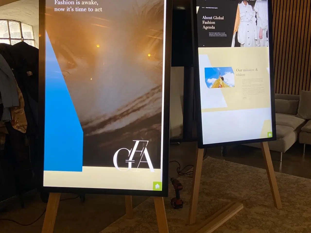 Billede 1 - 55” Prof LG monitor på 2 m højt egetræsstaffeli