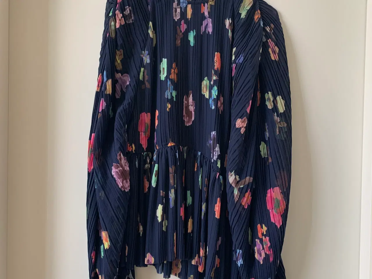 Billede 1 - Stine Goya plisseret bluse