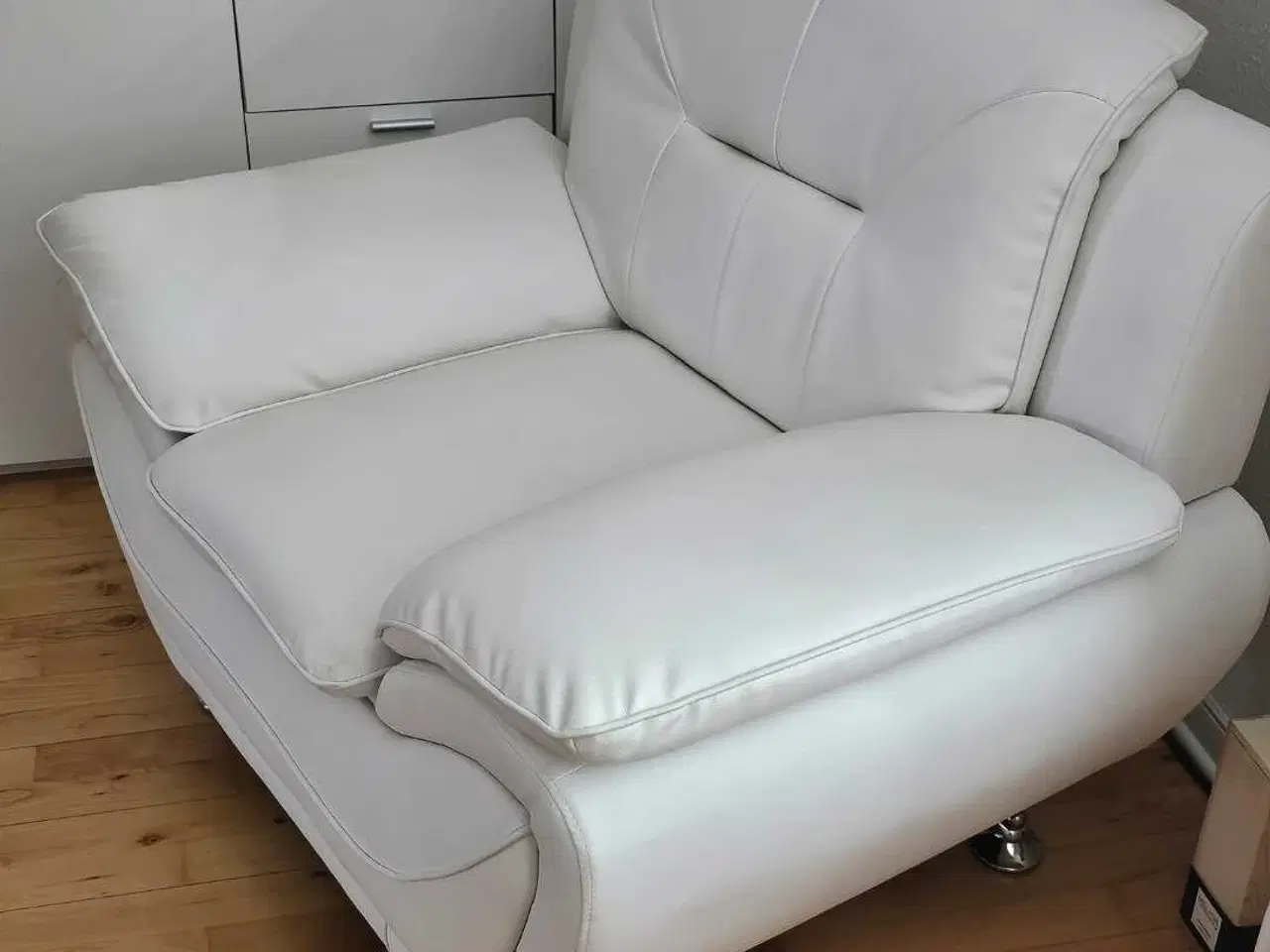 Billede 2 - Ny og ubrugt flot lænestol I hvid kunstlæder