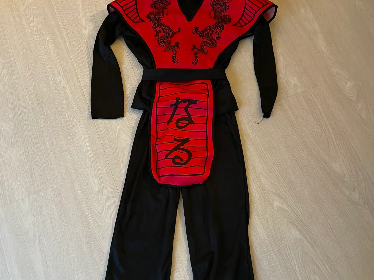 Billede 2 - Ninja kostume, rød/sort
