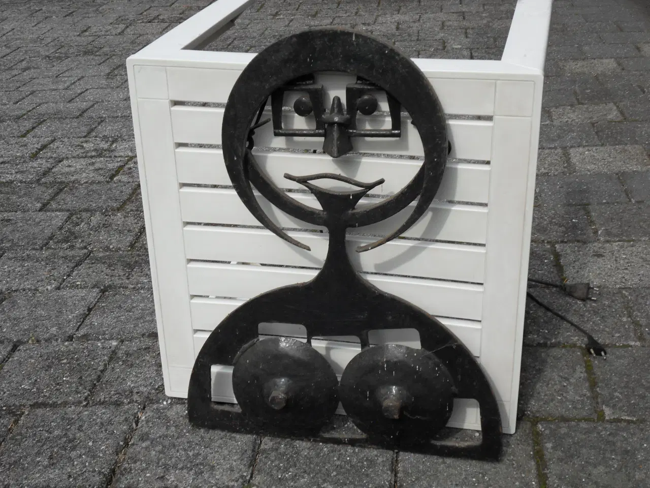 Billede 4 - SKULPTUR - JERN til væg. Kasket Karl og Ung Pige
