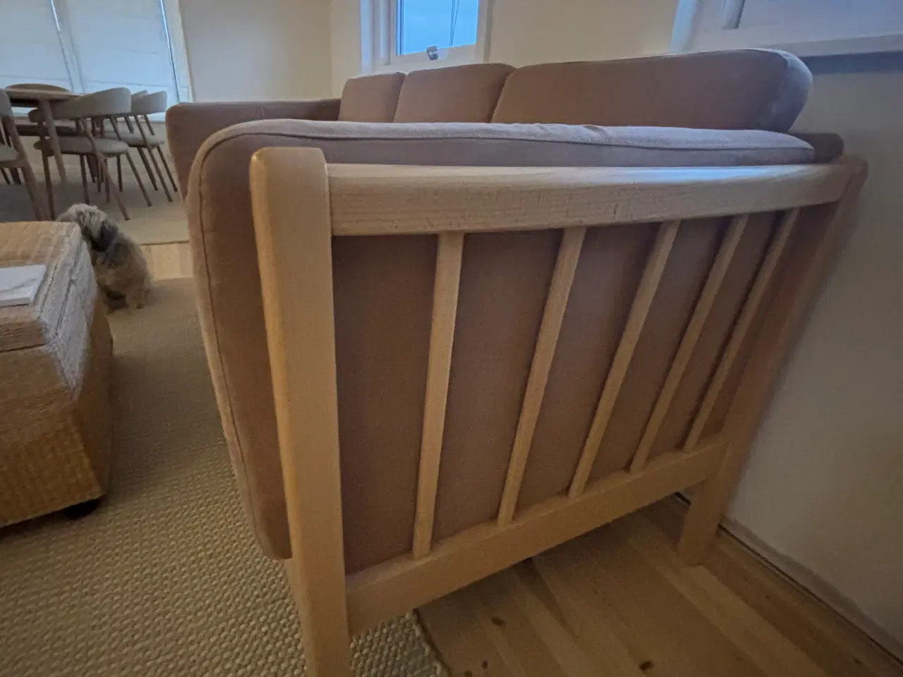 Billede 3 - Lakeret bøg tremme sofa