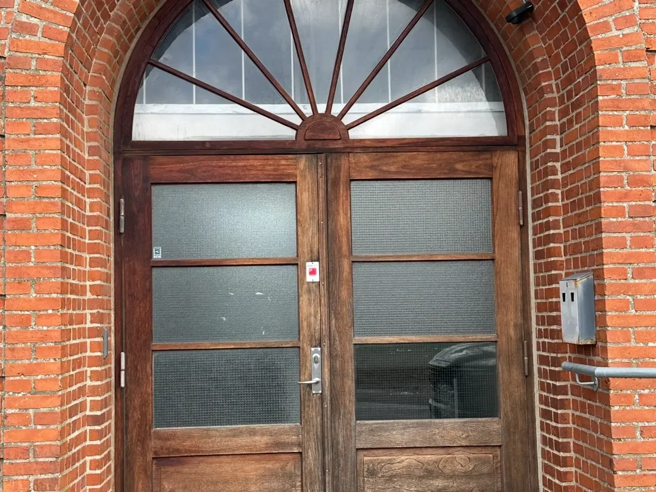 Billede 1 - Stor hoveddør i mahogni 