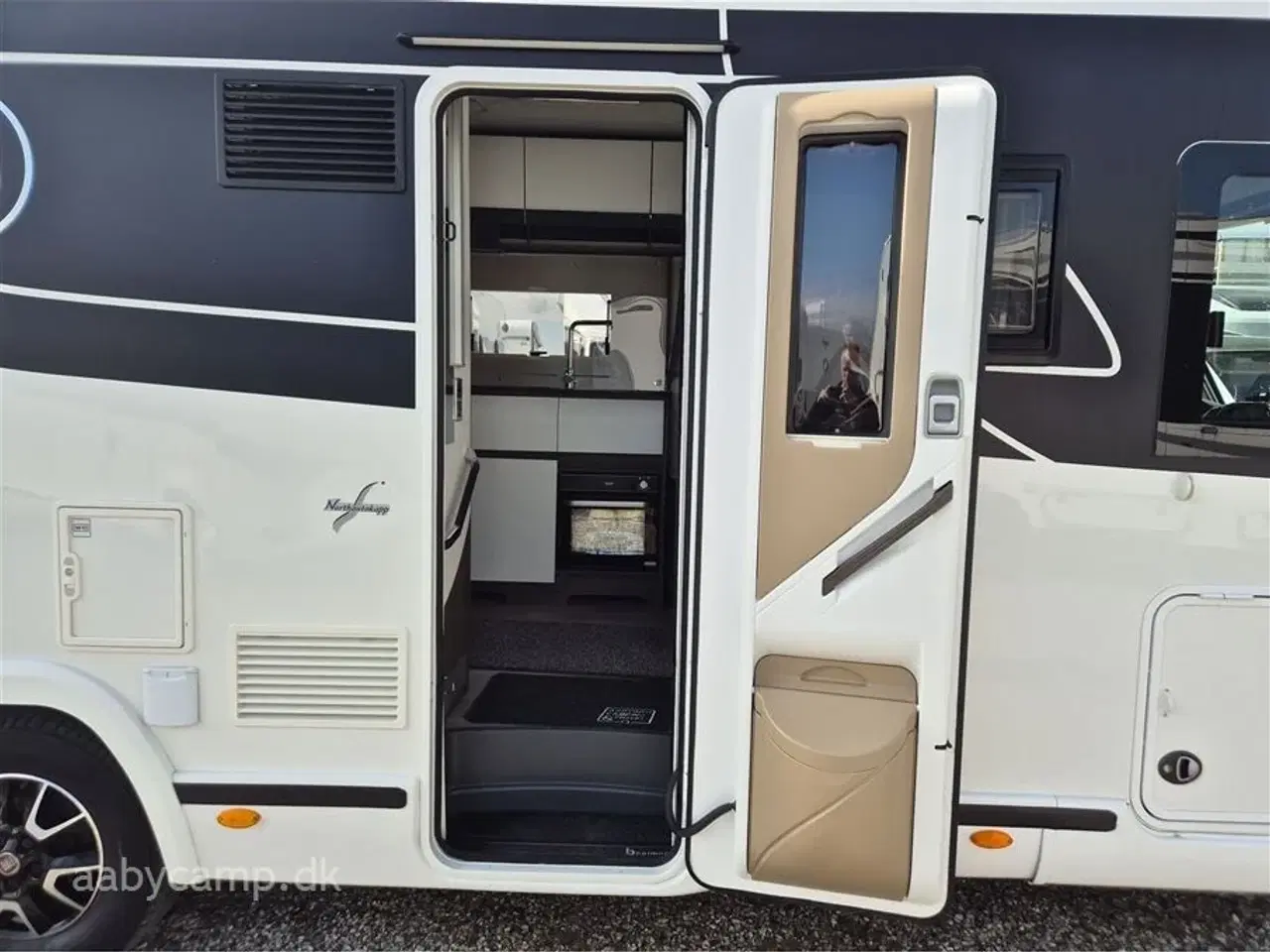 Billede 4 - 2020 - Benimar Amphitryon 997   NK-pakke. automatgear. solceller. ovn. lædersæder. queensbed.