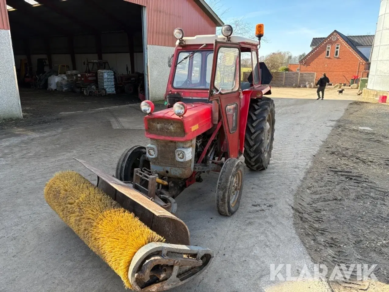 Billede 1 - Traktor Massey Ferguson 135 med fejekost