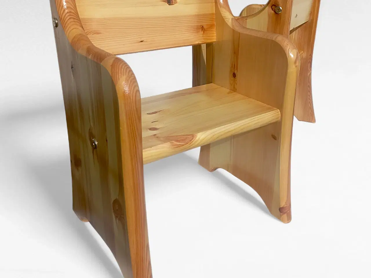 Billede 1 - Robust barnestol i massivt lakeret fyrretræ