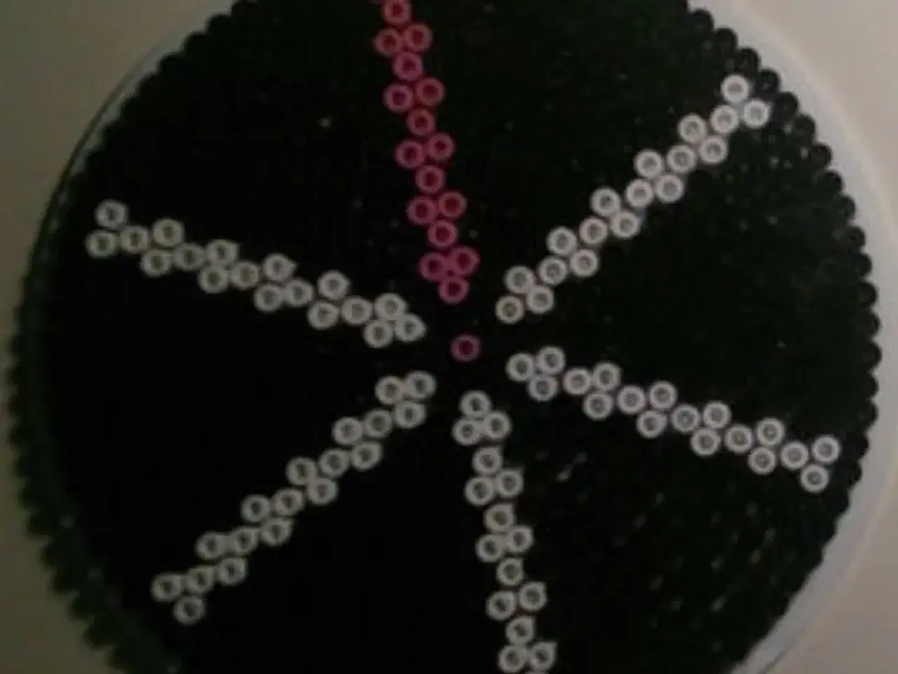 Billede 5 - Perler lavet knæk cancer logo