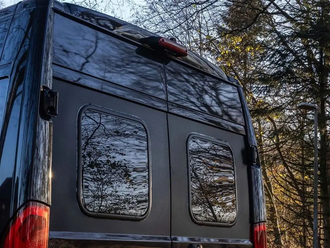 Billede 49 - 2026 - Tourne 6.4 Cruise aut. gear - Black Den originale Tourne med langsgående senge