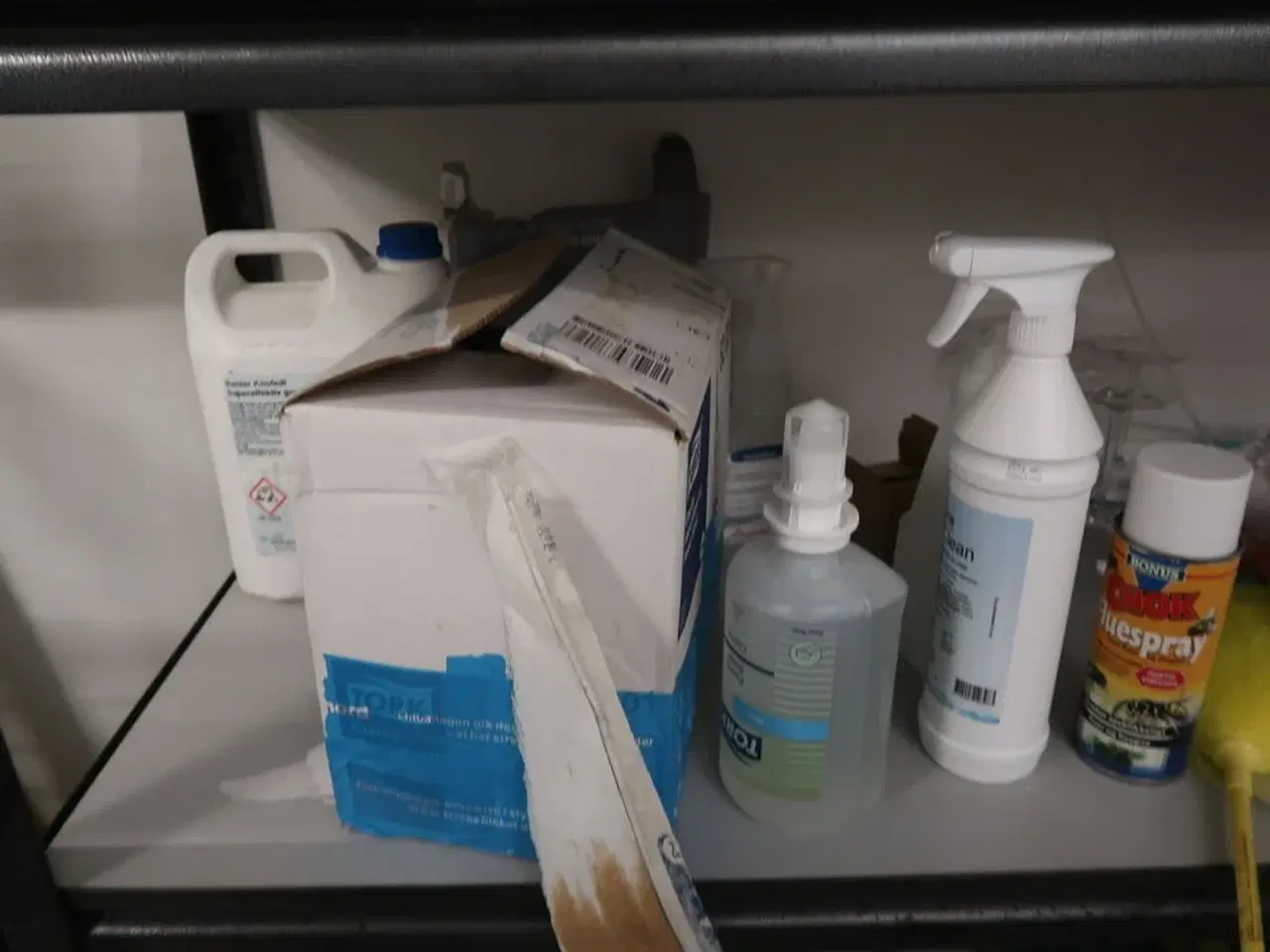 Billede 5 - Tøm reolen for indhold