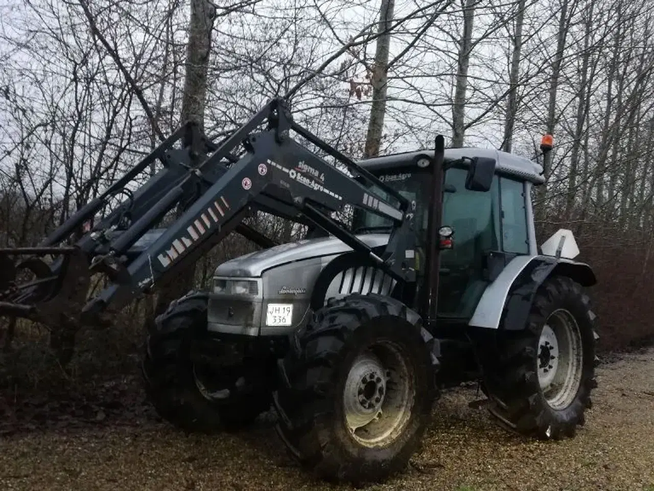 Billede 3 - Søger traktor med frontlæsser. M/m