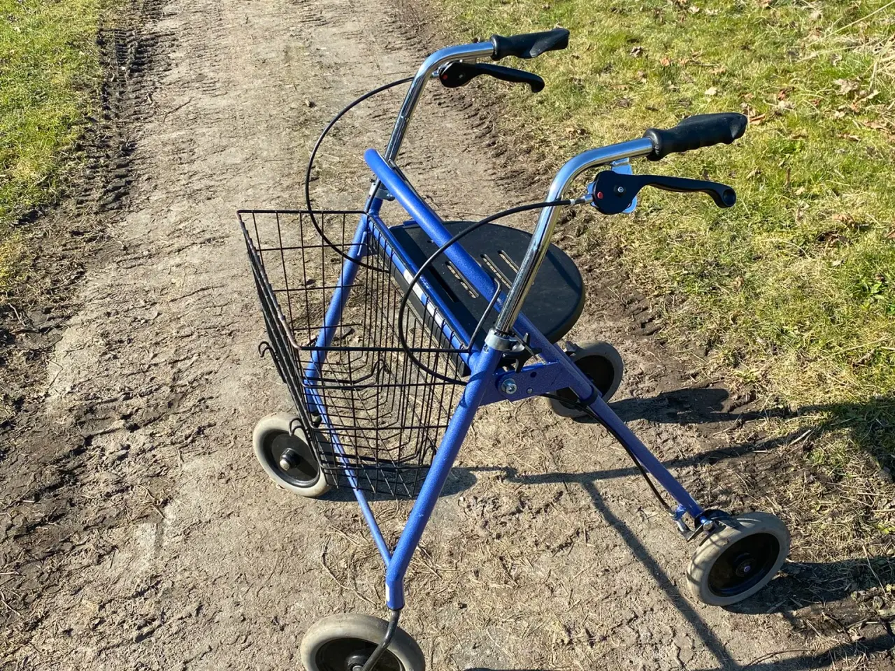 Billede 2 - GOD BLÅ ROLLATOR MED HÅNDBREMSE, KURV OG INTEGRERE