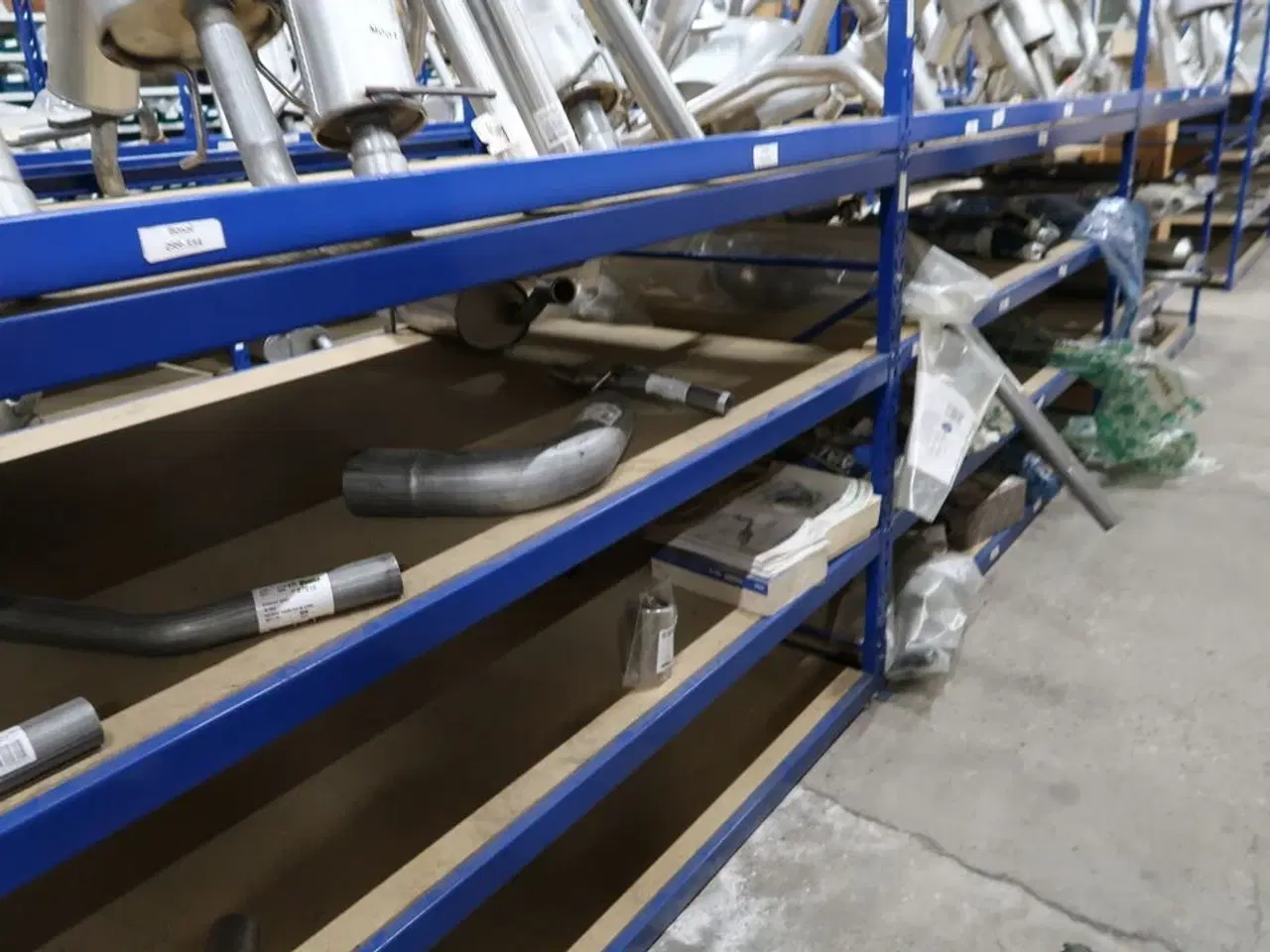 Billede 9 - Udstødninger m.v. i reol