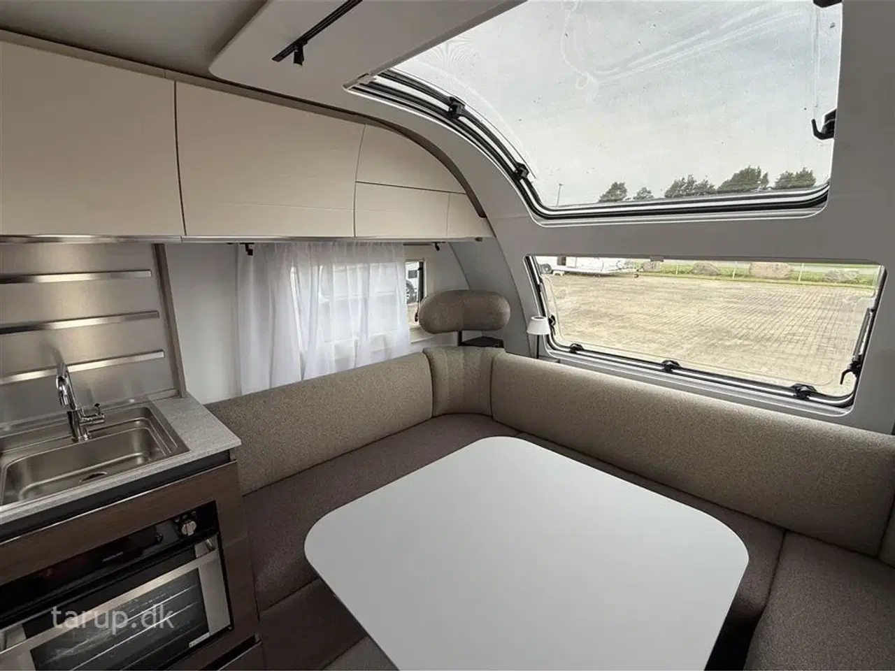 Billede 10 - 2026 - Adria Alpina 613 UT   Enkeltsenge med elevation, ende-badeværelse, rundsidde-gruppe, ALDE varme, panorama-vindue,