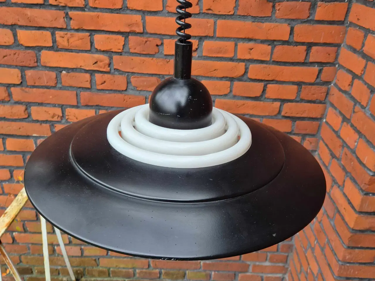 Billede 2 - Ufo-inspireret loftslampe med hejsefunktion 