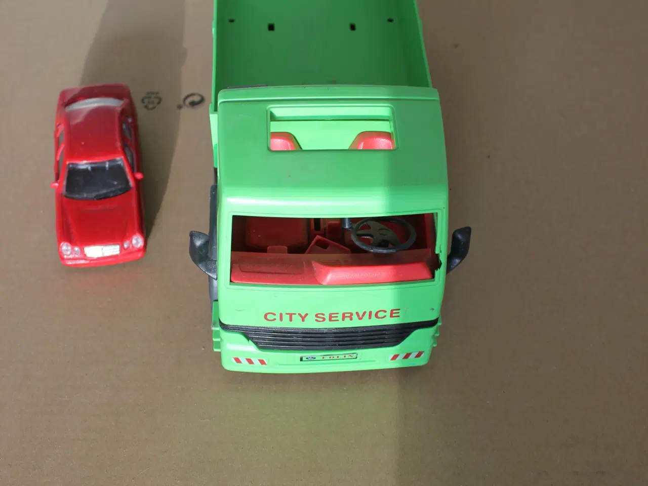 Billede 1 - 2 legetøjsbiler, 1 lille og 2 større