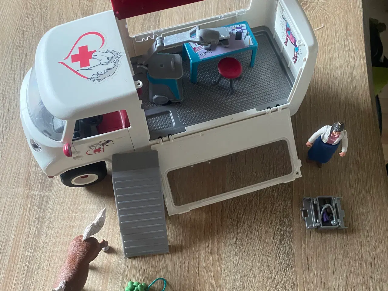 Billede 2 - Schleich lægebil